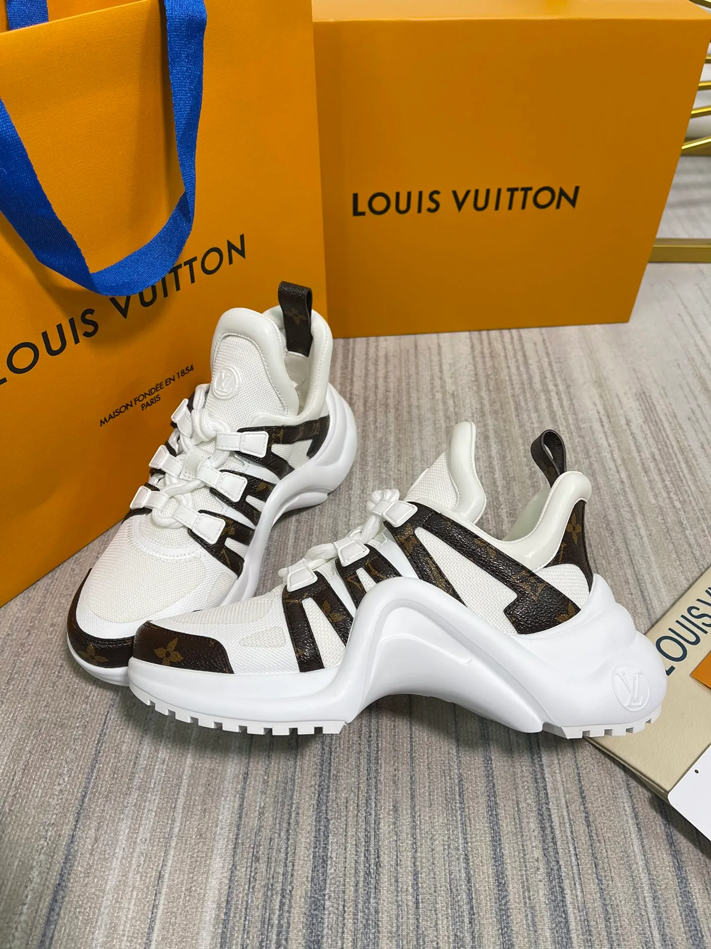 👟👟Ex-factory price pP720💯💯Women's shoes, women's clothing Louis Vuitton 2022ss LV's new Archlight series new color matching dad shoes. The boss ordered three pairs of yb shoes at the first time. The counters are not on sale. We are definitely the first to get the genuine products developed by the entire network. The material of each color matching is exclusively customized from the original version, which is consistent with the authentic product. The sole is YB molded high-elastic foam sole. The mold fee is as high as tens of thousands. The upper is made of high-tech fabric to create a soft and elastic upper. The materials and methods are consistent with YB. 35-40 (40.41 can be customized without return or exchange)